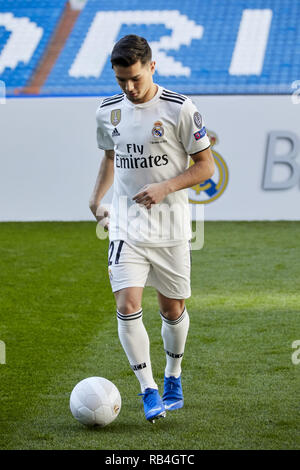 Madrid, Espagne. Jan 7, 2019. Brahim Diaz vu poser lors de sa présentation officielle en tant que joueur de football du Real Madrid au Santiago Bernabeu à Madrid. Legan Crédit : P. Mace/SOPA Images/ZUMA/Alamy Fil Live News Banque D'Images