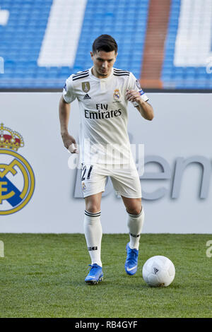 Madrid, Espagne. Jan 7, 2019. Brahim Diaz vu poser lors de sa présentation officielle en tant que joueur de football du Real Madrid au Santiago Bernabeu à Madrid. Legan Crédit : P. Mace/SOPA Images/ZUMA/Alamy Fil Live News Banque D'Images