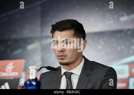 Madrid, Espagne. Jan 7, 2019. Brahim Diaz vu parler au cours de sa présentation officielle en tant que joueur de football du Real Madrid au Santiago Bernabeu à Madrid. Legan Crédit : P. Mace/SOPA Images/ZUMA/Alamy Fil Live News Banque D'Images