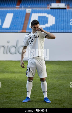 Madrid, Espagne. Jan 7, 2019. Brahim Diaz vu poser lors de sa présentation officielle en tant que joueur de football du Real Madrid au Santiago Bernabeu à Madrid. Legan Crédit : P. Mace/SOPA Images/ZUMA/Alamy Fil Live News Banque D'Images