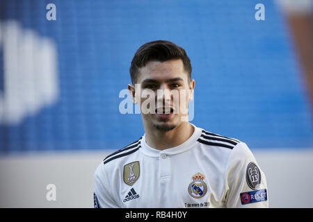 Madrid, Espagne. Jan 7, 2019. Brahim Diaz vu poser lors de sa présentation officielle en tant que joueur de football du Real Madrid au Santiago Bernabeu à Madrid. Legan Crédit : P. Mace/SOPA Images/ZUMA/Alamy Fil Live News Banque D'Images