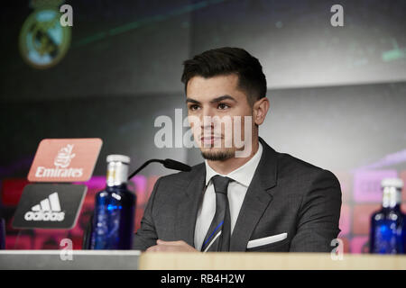 Madrid, Espagne. Jan 7, 2019. Brahim Diaz vu parler au cours de sa présentation officielle en tant que joueur de football du Real Madrid au Santiago Bernabeu à Madrid. Legan Crédit : P. Mace/SOPA Images/ZUMA/Alamy Fil Live News Banque D'Images