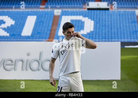 Madrid, Espagne. Jan 7, 2019. Brahim Diaz vu poser lors de sa présentation officielle en tant que joueur de football du Real Madrid au Santiago Bernabeu à Madrid. Legan Crédit : P. Mace/SOPA Images/ZUMA/Alamy Fil Live News Banque D'Images