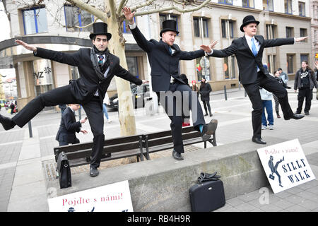 Brno, République tchèque. 07Th Jan, 2019. ADAM JANDORA, centre, chef de fans du groupe britannique Monty Python sont vus au cours des mois de mars à l'occasion de la Journée Internationale à pied stupide à Brno, en République tchèque, le 7 janvier 2019. Photo : CTK Vaclav Salek/Photo/Alamy Live News Banque D'Images