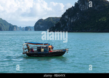 Petit bateau de pêche croisière sur la baie d'Halong, Vietnam Banque D'Images