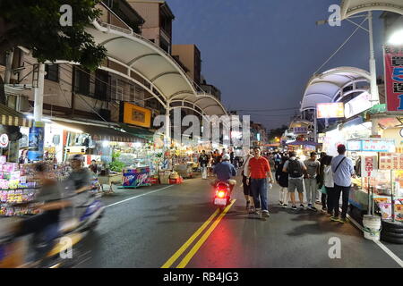 KAOHSIUNG, TAIWAN -- 22 DÉCEMBRE 2018 : touristes visitent le quartier commerçant et des restaurants de plein air sur l'Île Qijin, célèbre pour ses fruits de mer. Banque D'Images