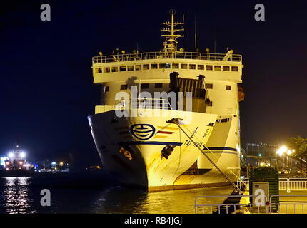 KAOHSIUNG, TAIWAN -- 22 DÉCEMBRE 2018 : une grande voiture et camion ferry entre Taiwan et les îles est ancrée à l'embarcadère de nuit. Banque D'Images