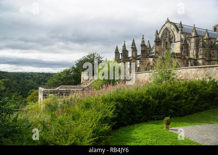 Vue extérieure de la Chapelle de Rosslyn, une chapelle du xve siècle situé dans le village de Roslin, Midlothian, Ecosse. Banque D'Images