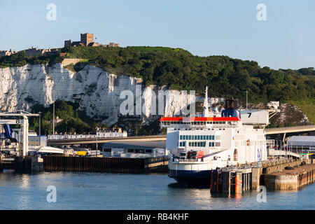 P&O Ferries dans le Port de Douvres, le château de Douvres en haut de l'White Cliffs of Dover, Kent, Angleterre, Royaume-Uni Banque D'Images