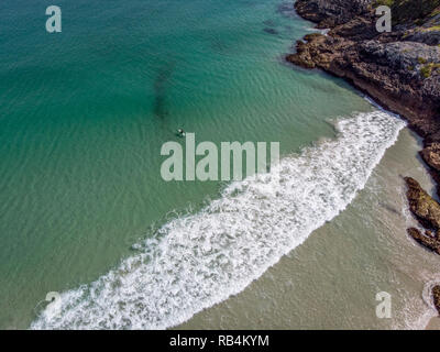 Une belle photo d'un drone surfer en attente d'une vague à Puheke beach dans la péninsule Karikari, loin au nord de la Nouvelle-Zélande Banque D'Images