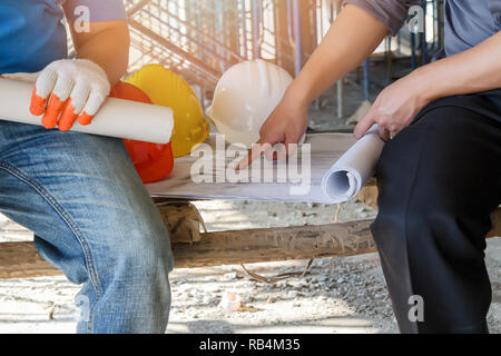 Discuter avec l'ingénieur de projet à propos de contremaître dans la construction construction site Banque D'Images