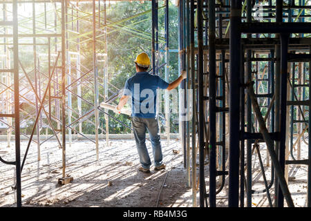 Avec le plan d'ingénieur dans la construction construction site Banque D'Images