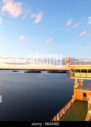 Les ponts et cabines sur le côté du bateau. Pont tournant de l'aile d'un paquebot de croisière. Bateau de croisière blanche sur un ciel bleu avec le radar et le système de navigation. Banque D'Images