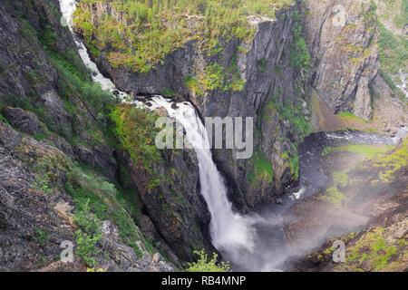 Vue de côté du pied de la Voringfossen avec la vallée dans la brume de la cascade Banque D'Images