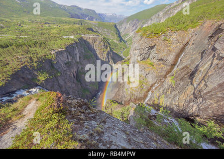 La Bjoreio River et sa vallée enveloppée dans un arc-en-ciel de l'Voringfossen Banque D'Images