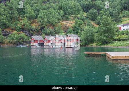 Les hangars à bateaux à l'Auerlandsfjord dans Flam Banque D'Images