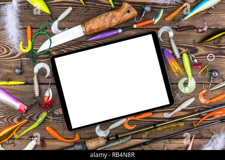 Canne à pêche et appâts de pêche, s'attaque, reel sur planche de bois avec fond isolé ordinateur tablette écran blanc, l'espace vide pour le texte Banque D'Images