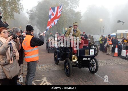 Les participants et les célébrités prendre part à la 119e Londres à Brighton Veteran Car Run. L'événement est parrainé par Harrods et les organismes de bienfaisance, y compris les enfants dans le besoin où la charité : London, Royaume-Uni Quand : 01 novembre 2015 Crédit : Steve Finn/WENN Banque D'Images
