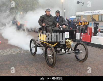 Les participants et les célébrités prendre part à la 119e Londres à Brighton Veteran Car Run. L'événement est parrainé par Harrods et les organismes de bienfaisance, y compris les enfants dans le besoin où la charité : London, Royaume-Uni Quand : 01 novembre 2015 Crédit : Steve Finn/WENN Banque D'Images