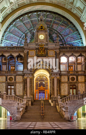 Le hall d'entrée de la gare d'Antwerpen-Centraal, Anvers, Flandre, Belgique Banque D'Images