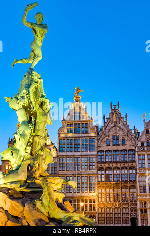 La Brabo fontaine au Grote Markt (place du Grand Marché') d'Anvers, Belgique Banque D'Images