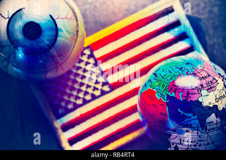 Globe oculaire et globe on US flag, gendarme mondial USA Banque D'Images