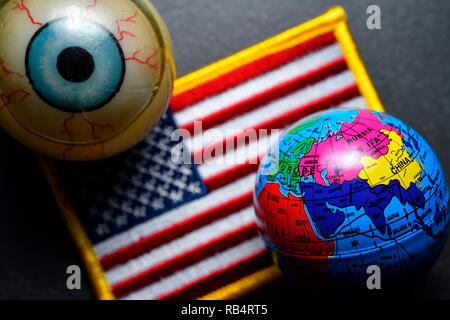 Globe oculaire et globe on US flag, gendarme mondial USA Banque D'Images