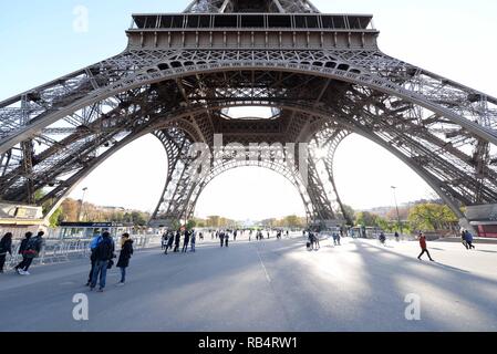 Scènes général autour des zones de Paris sur la 14e à la 16e Novembre 2015.Le lendemain de l'attaque terroriste sur le Bataclan Concert Hall et du quartier de La Bastille.paris.France. 14-16/11/15  <P > Photo : Attaques Paris  <B >ref : 231115 SPL1174812  </B > <br/ > Photo par : Steve Finn/Splashnews <br/ >  </P > <P >  <B >Splash News et photos </B > <br/ > Los Angeles : 310-821-2666 <br/ > New York : 212-619-2666 <br/ > Londres : 870-934-2666 <br/ > photodesk@splashnews.com <br/ >  </P > Où : Paris, France Date : 15 Nov 2015 Crédit : Steve Finn/WENN Banque D'Images