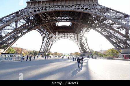 Scènes général autour des zones de Paris sur la 14e à la 16e Novembre 2015.Le lendemain de l'attaque terroriste sur le Bataclan Concert Hall et du quartier de La Bastille.paris.France. 14-16/11/15  <P > Photo : Attaques Paris  <B >ref : 231115 SPL1174812  </B > <br/ > Photo par : Steve Finn/Splashnews <br/ >  </P > <P >  <B >Splash News et photos </B > <br/ > Los Angeles : 310-821-2666 <br/ > New York : 212-619-2666 <br/ > Londres : 870-934-2666 <br/ > photodesk@splashnews.com <br/ >  </P > Où : Paris, France Date : 15 Nov 2015 Crédit : Steve Finn/WENN Banque D'Images