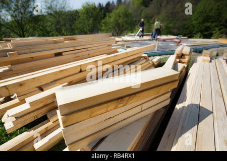 Pile de numérotées, coupé et préparé plancher bois, 2x4' poutres apparentes et des pièces pour la construction du châssis. Processus de construction, chantier de construction, menuiserie, sec buil Banque D'Images