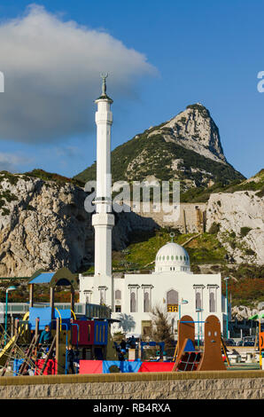 Ibrahim-al-mosquée Ibrahim au point de l'Europe à Gibraltar, territoire britannique d'outre-mer un cadeau du roi Fahd, rocher de Gibraltar, Royaume-Uni, l'Europe. Banque D'Images