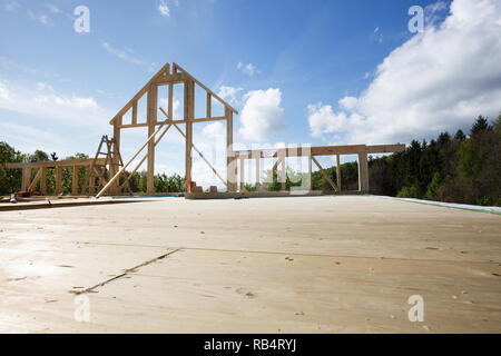 Image de maison en bois en construction, murs d'être érigée. Processus de construction, chantier de construction, menuiserie, bâtiment sec concept de l'industrie. Banque D'Images