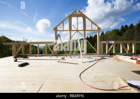 Image de maison en bois en construction, murs d'être érigée. Processus de construction, chantier de construction, menuiserie, bâtiment sec concept de l'industrie. Banque D'Images