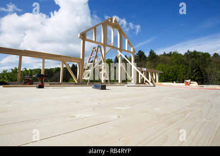 Image de maison en bois en construction, murs d'être érigée. Processus de construction, chantier de construction, menuiserie, bâtiment sec concept de l'industrie. Banque D'Images