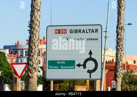 Signe de la circulation, de la direction de Gibraltar, territoire britannique d'outre-mer à La Linea, Andalousie, espagne. Banque D'Images