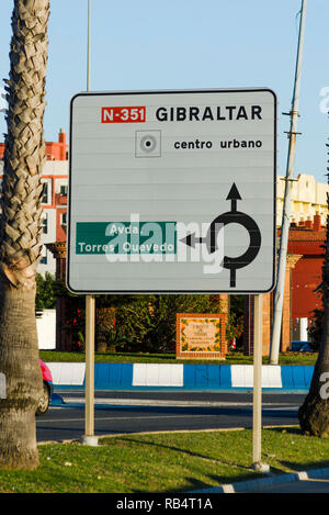 Signe de la circulation, de la direction de Gibraltar, territoire britannique d'outre-mer à La Linea, Andalousie, espagne. Banque D'Images