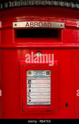 A Victorian post box standard de conception britannique, la Royal Mail à Gibraltar, Main Street, Gibraltar, Royaume-Uni, l'Europe. Banque D'Images