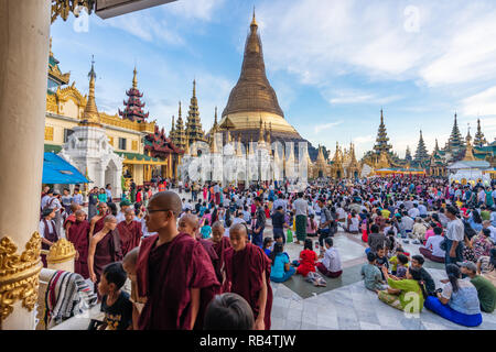 Les moines de la pagode Shwedagon pour le Thandingyut festival à Yangon, Myanmar Banque D'Images