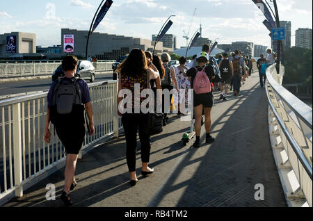 Soir les banlieusards crossing Pont Victoria, Brisbane, Queensland, Australie Banque D'Images