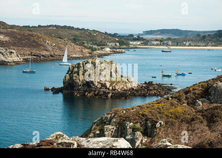 Vue depuis l'île de Bryher à travers la baie de nouveau port de Grimsby, Tresco avec bateaux, plages et mer turquiose. Banque D'Images