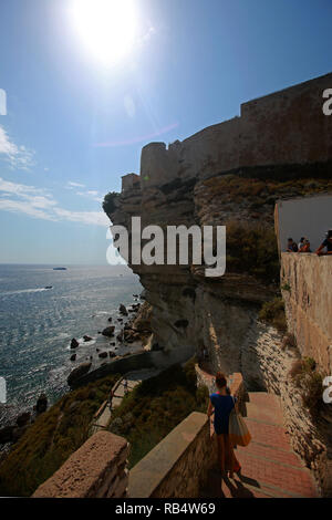 Bonifacio est une ville située sur la pointe sud de l'île française de Corse. Il est connu pour son port de plaisance animé et médiévale clifftop citadelle. Le 13ème siècle le bastion de l'Etendard abrite un petit musée avec des expositions sur l'histoire de la ville. L'Escalier du Roi d'Aragon est ancienne 187 marches creusées dans la falaise. Au sud-est, les îles Lavezzi inhabitée, une réserve naturelle, ont les rochers de granit et de plages de sable. Banque D'Images