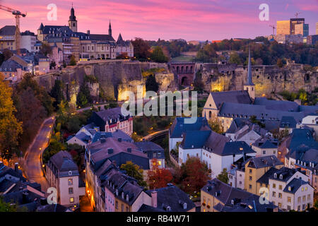 Des toits de la ville de Luxembourg vue sur le Grund trimestre Banque D'Images