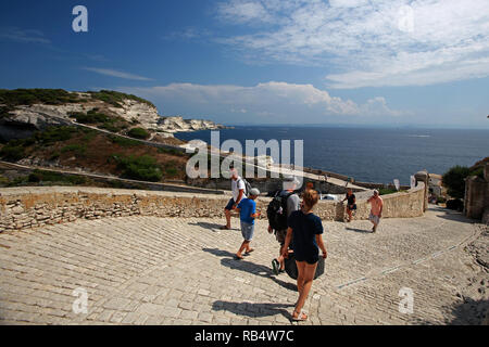 Bonifacio est une ville située sur la pointe sud de l'île française de Corse. Il est connu pour son port de plaisance animé et médiévale clifftop citadelle. Le 13ème siècle le bastion de l'Etendard abrite un petit musée avec des expositions sur l'histoire de la ville. L'Escalier du Roi d'Aragon est ancienne 187 marches creusées dans la falaise. Au sud-est, les îles Lavezzi inhabitée, une réserve naturelle, ont les rochers de granit et de plages de sable. Banque D'Images