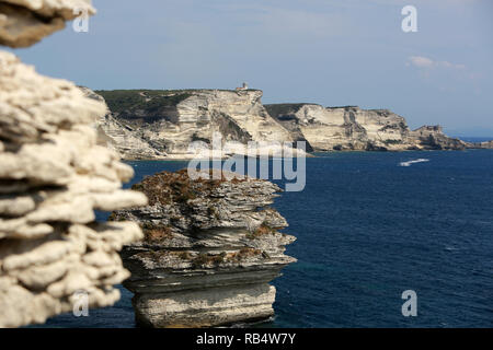 Bonifacio est une ville située sur la pointe sud de l'île française de Corse. Il est connu pour son port de plaisance animé et médiévale clifftop citadelle. Le 13ème siècle le bastion de l'Etendard abrite un petit musée avec des expositions sur l'histoire de la ville. L'Escalier du Roi d'Aragon est ancienne 187 marches creusées dans la falaise. Au sud-est, les îles Lavezzi inhabitée, une réserve naturelle, ont les rochers de granit et de plages de sable. Banque D'Images
