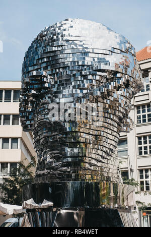 Prague, République tchèque - Le 23 août 2018 : la rotation de la tête de Franz Kafka, d'une sculpture de David Cerny à Prague. La sculpture cinétique est rencontré 11 Banque D'Images