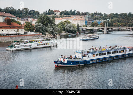 Prague, République tchèque - 26 août 2018 : les bateaux d'excursion sur la rivière Vltava à Prague. Prague est la plus longue rivière au sein de la République tchèque. Banque D'Images