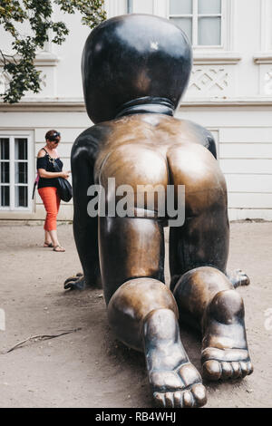 Prague, République tchèque - 26 août 2018 : Les bébés ramper par David Cerny monument au parc Kampa, Prague. Les bébés sont un symbole de l'ère communiste Banque D'Images