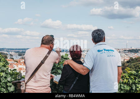 Prague, République tchèque - 26 août 2018 : les personnes bénéficiant de l'avis de Prague d'une plate-forme d'observation. Prague est une destination touristique très populaire fo Banque D'Images