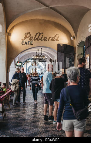 Prague, République tchèque - 24 août 2018 : cours des cafés et restaurants de la vieille ville de Prague, l'une des plus anciennes et les plus beautifu Banque D'Images