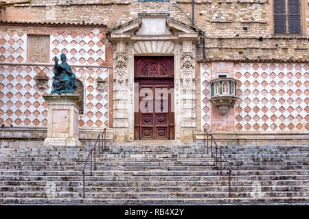 Mur sud de la cathédrale de Pérouse, avec la statue du pape Jules III et Saint Bernardino's pulpit, Perugia Italie Banque D'Images